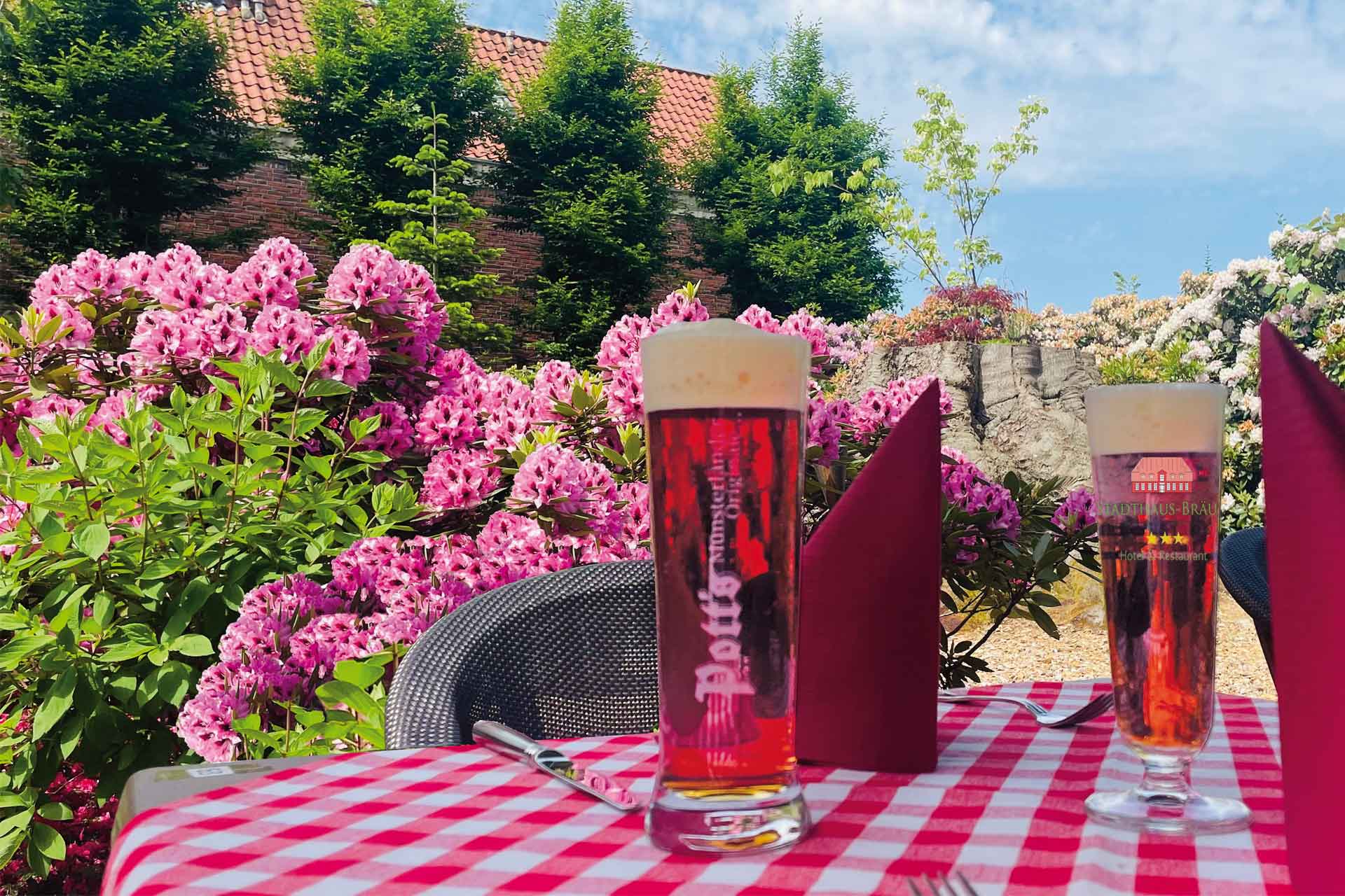 Biergarten_Tisch_zuZweit_frisch_gezapfte_Biere_2026_HP